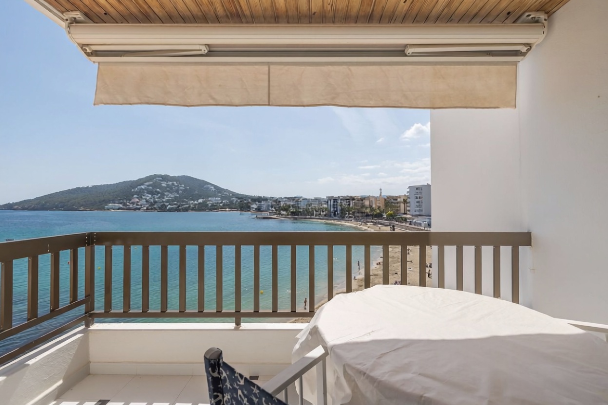 Beachfront flat in Santa Eulalia del Río — Sea terrace