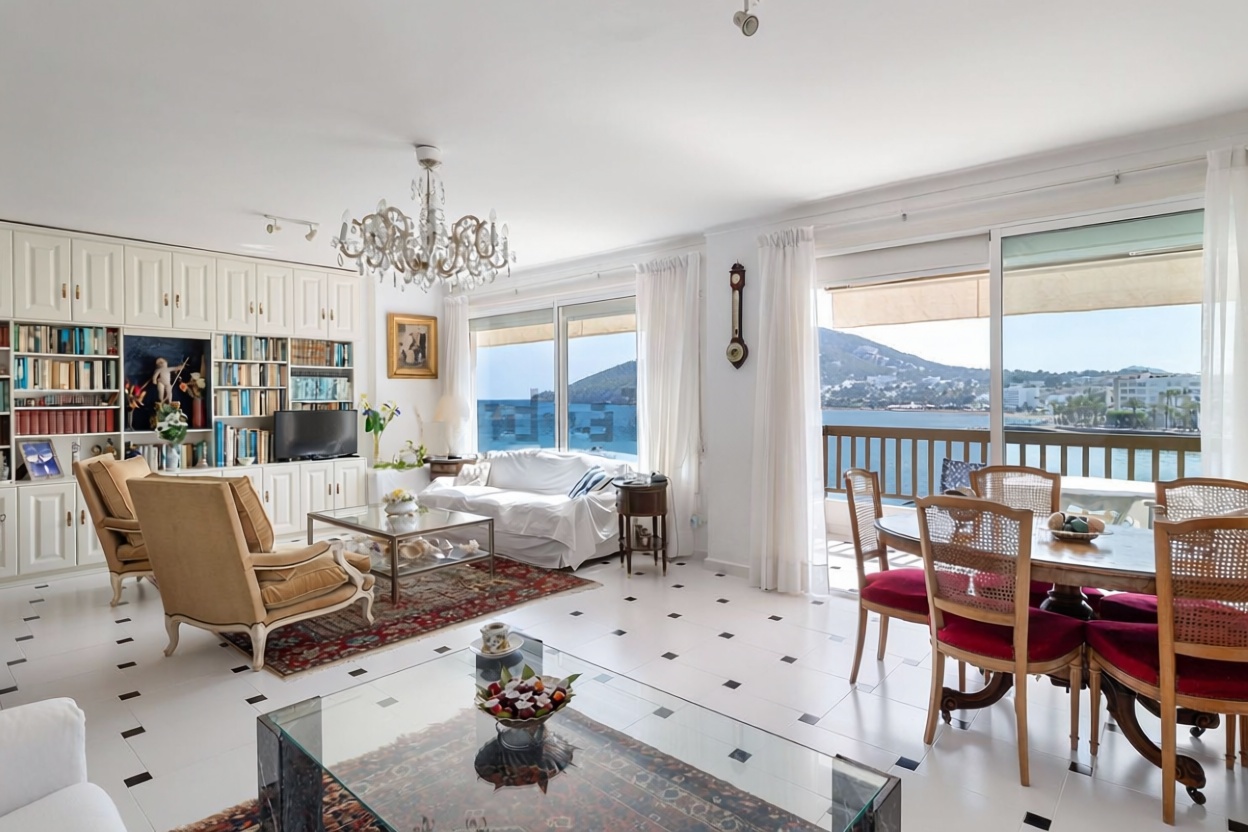 Beachfront flat in Santa Eulalia del Río — Living room