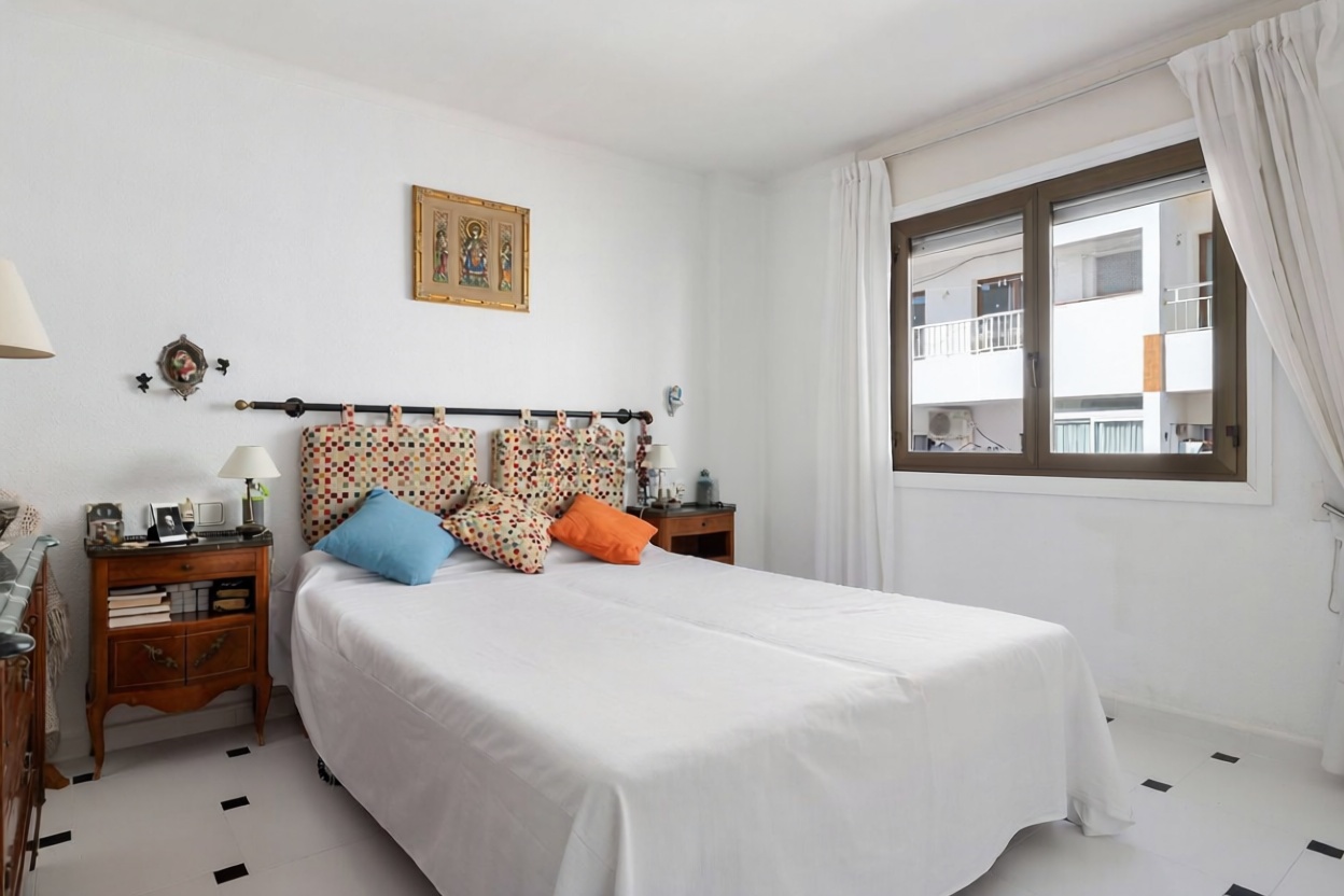 Beachfront flat in Santa Eulalia del Río — Bedroom