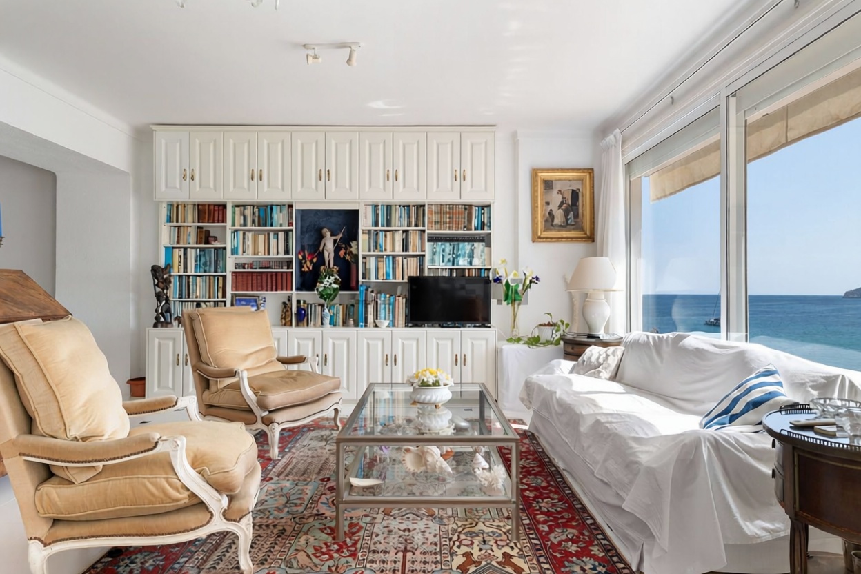 Beachfront flat in Santa Eulalia del Río — Living room