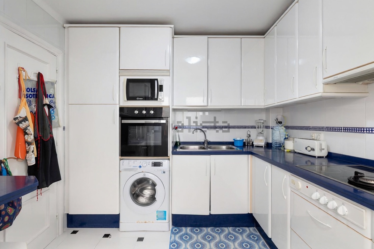Beachfront flat in Santa Eulalia del Río — Kitchen