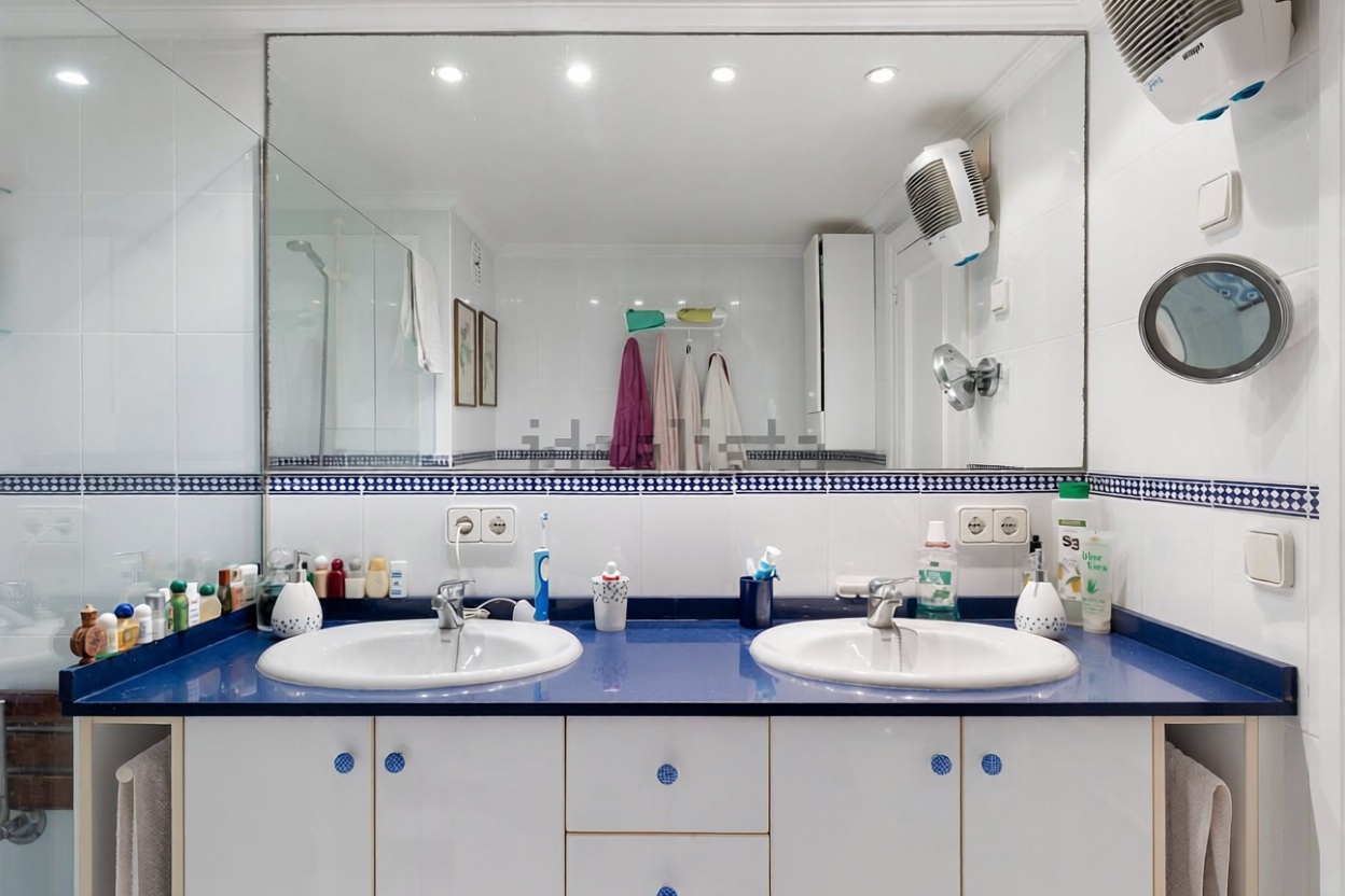Beachfront flat in Santa Eulalia del Río — Bathroom