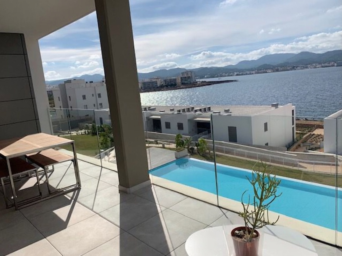 Seafront attic in Sant Antoni de Portmany — Sea terrace