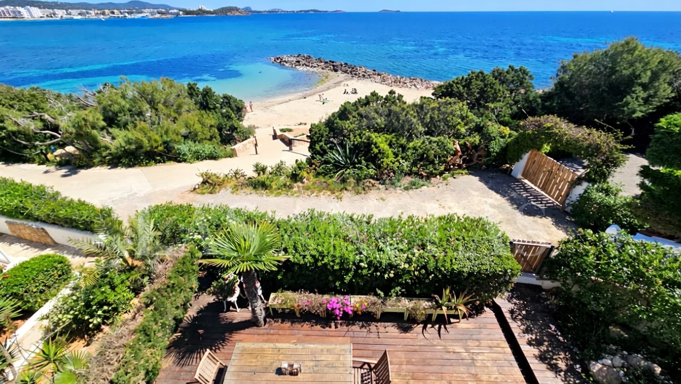 Chalet mit direkter Strandzugang in Santa Eulalia del Río — Meerblick