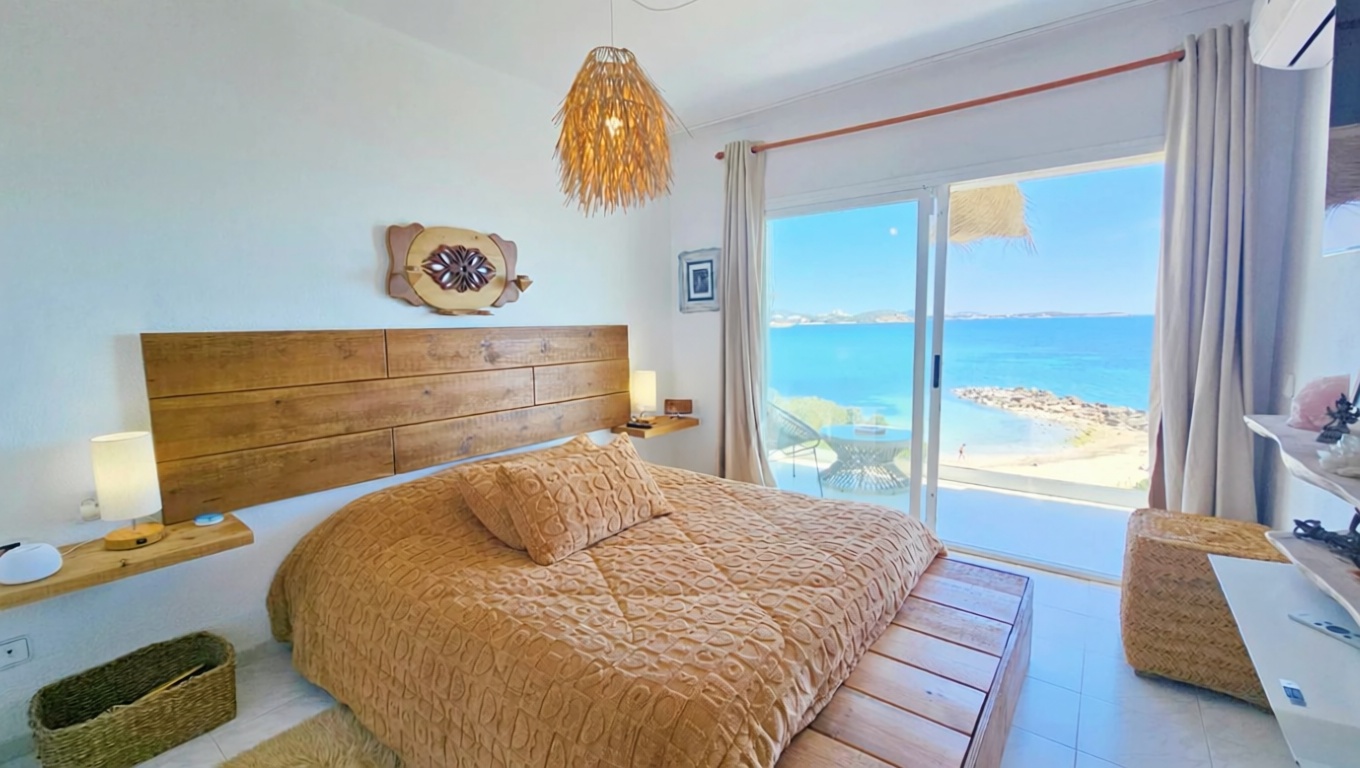 Chalet mit direkter Strandzugang in Santa Eulalia del Río — Schlafzimmer