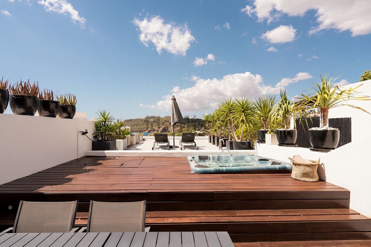 Duplex in erste Strandlinie in Santa Eulalia del Río — Meerterrasse