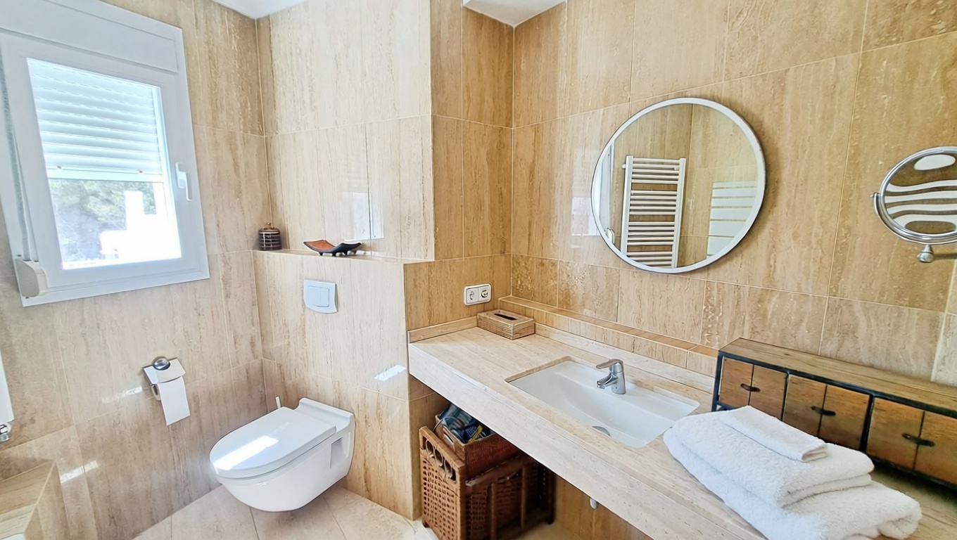 Chalet com acesso direto à praia em Santa Eulalia del Río — Casa banho
