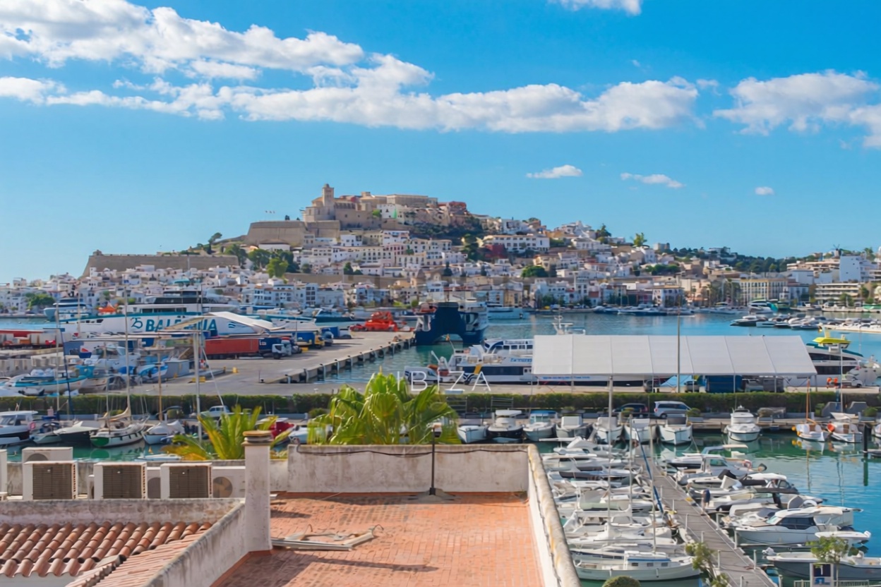 Piso en primera línea de playa en Eivissa — Vista mar