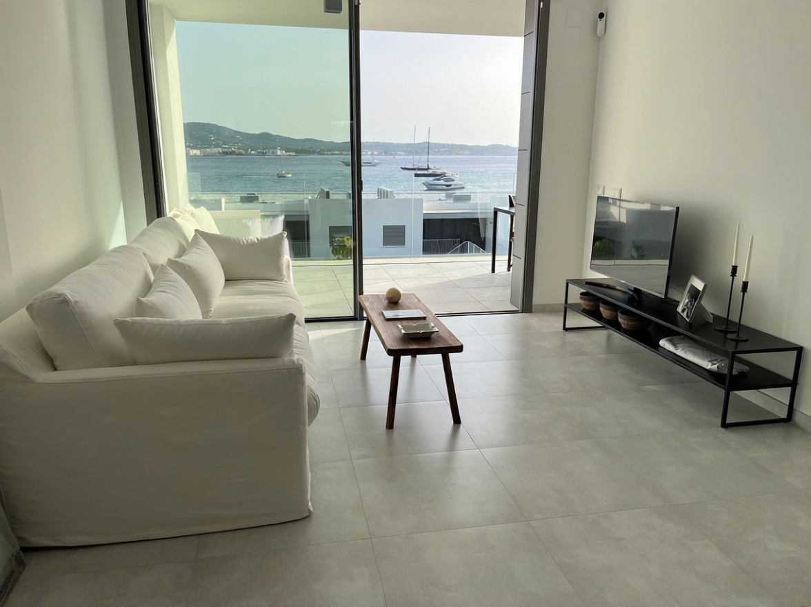 Beachfront flat in Sant Antoni de Portmany — Living room