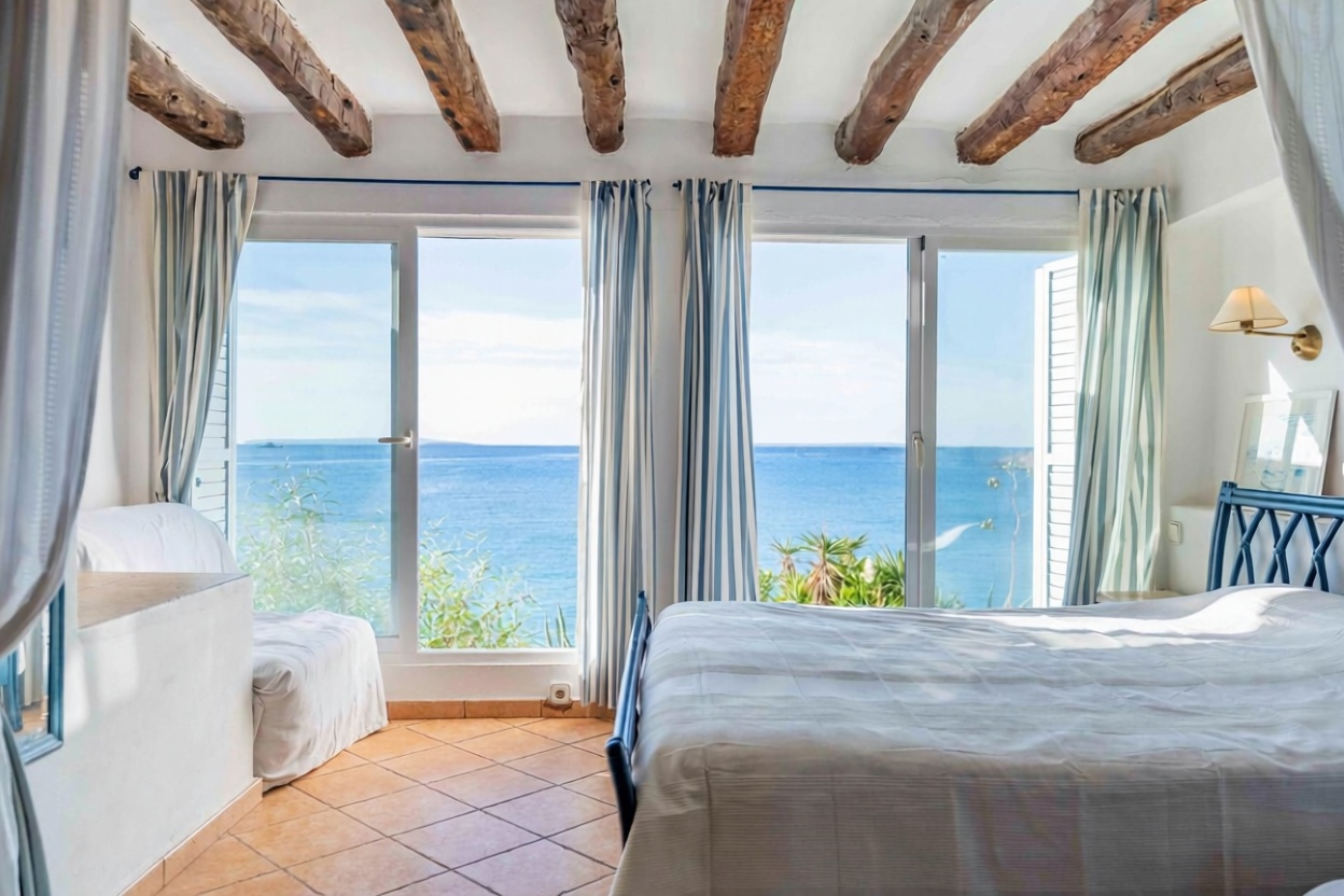 Chalet with direct beach access in Eivissa — Bedroom