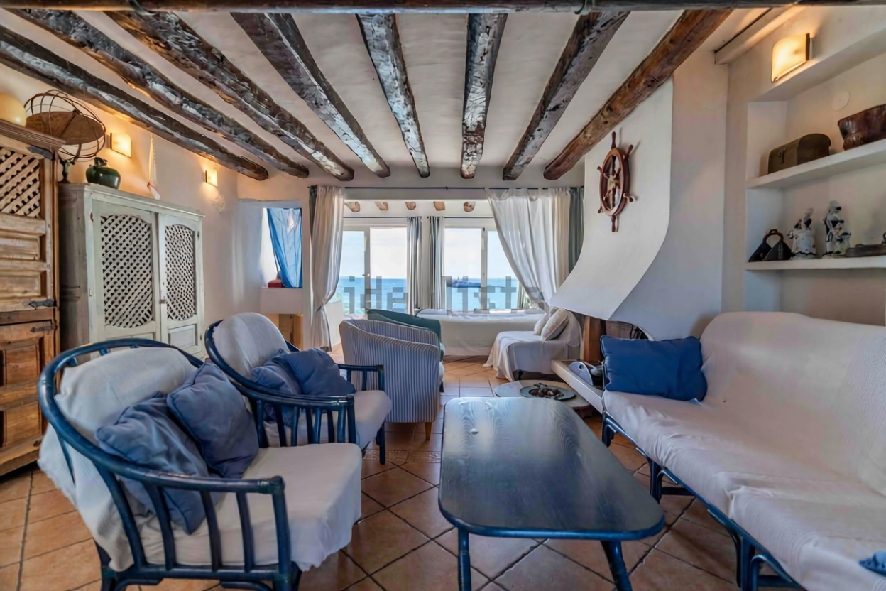 Chalet with direct beach access in Eivissa — Living room