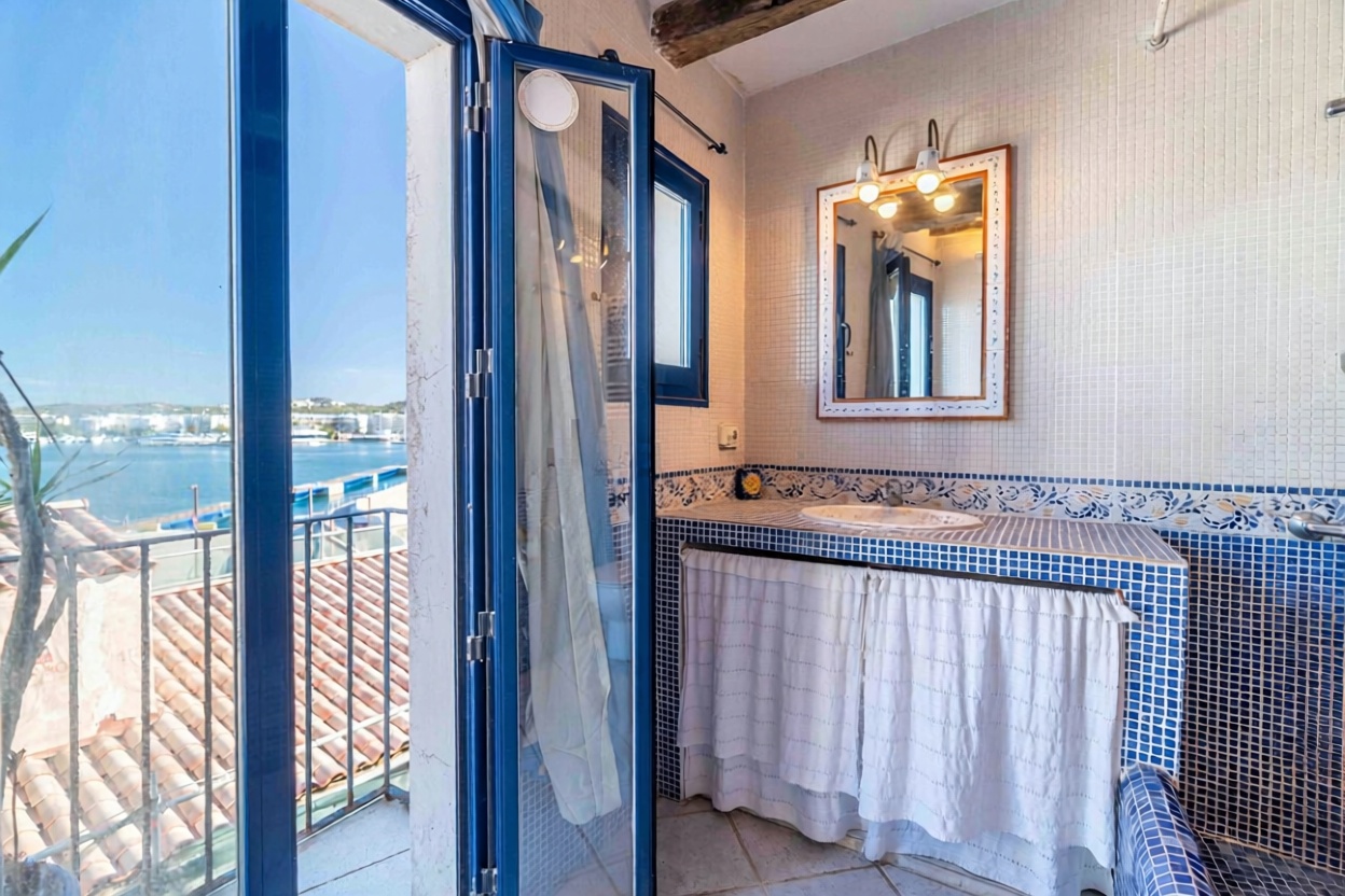 Chalet with direct beach access in Eivissa — Bathroom