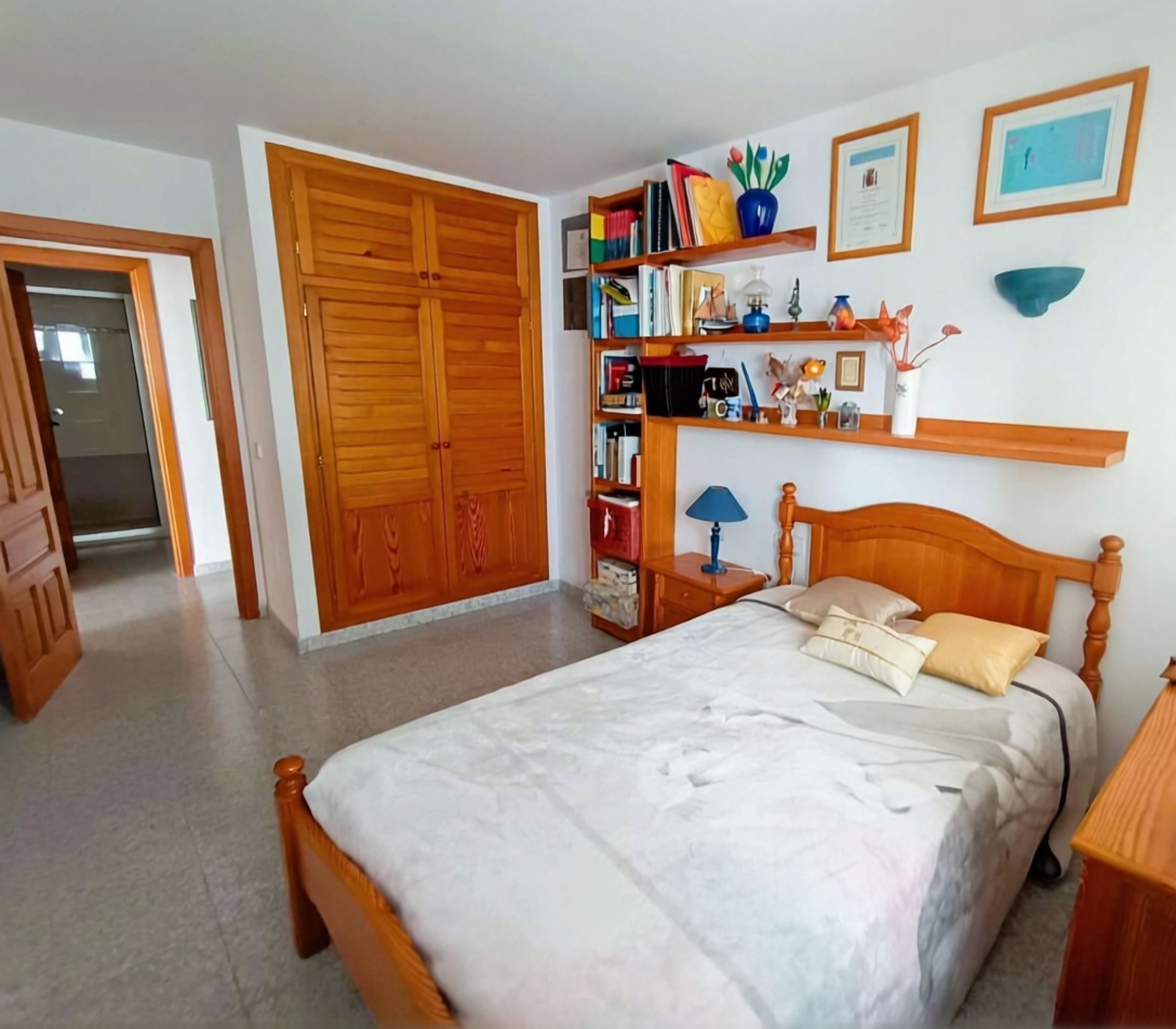 Beachfront flat in Santa Eulalia del Río — Bedroom