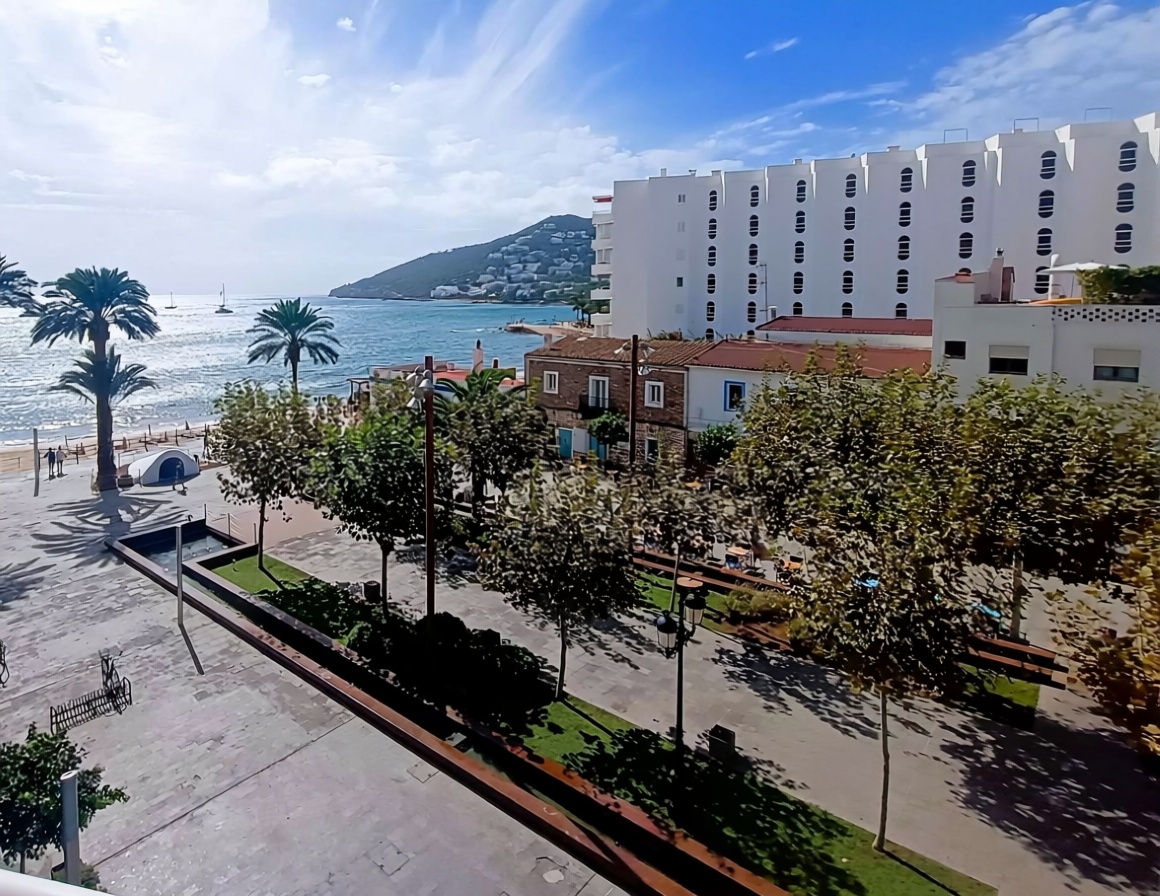 Beachfront flat in Santa Eulalia del Río — Sea view