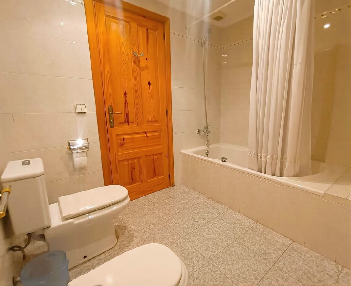 Beachfront flat in Santa Eulalia del Río — Bathroom