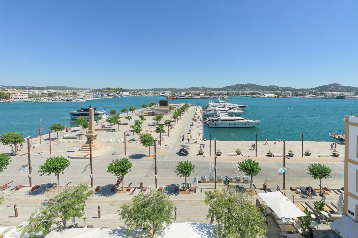Beachfront flat in Eivissa — Sea view