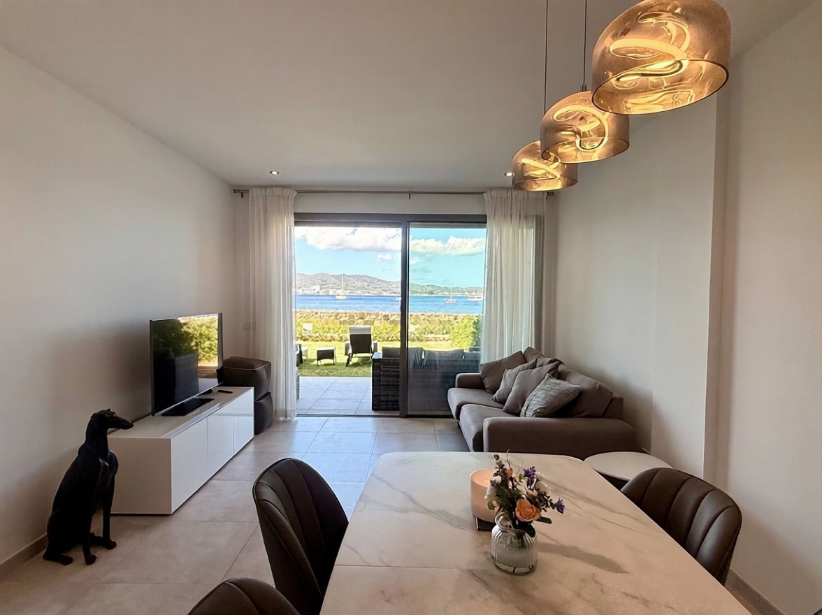 Beachfront flat in Sant Antoni de Portmany — Living room