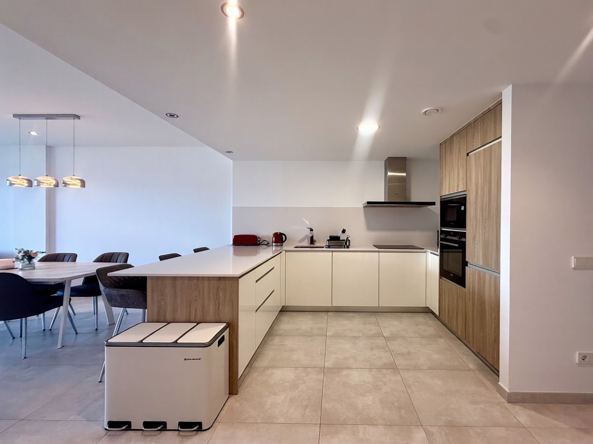 Beachfront flat in Sant Antoni de Portmany — Kitchen