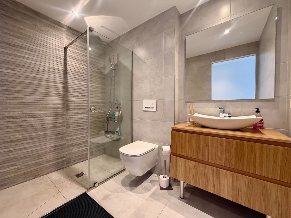 Beachfront flat in Sant Antoni de Portmany — Bathroom
