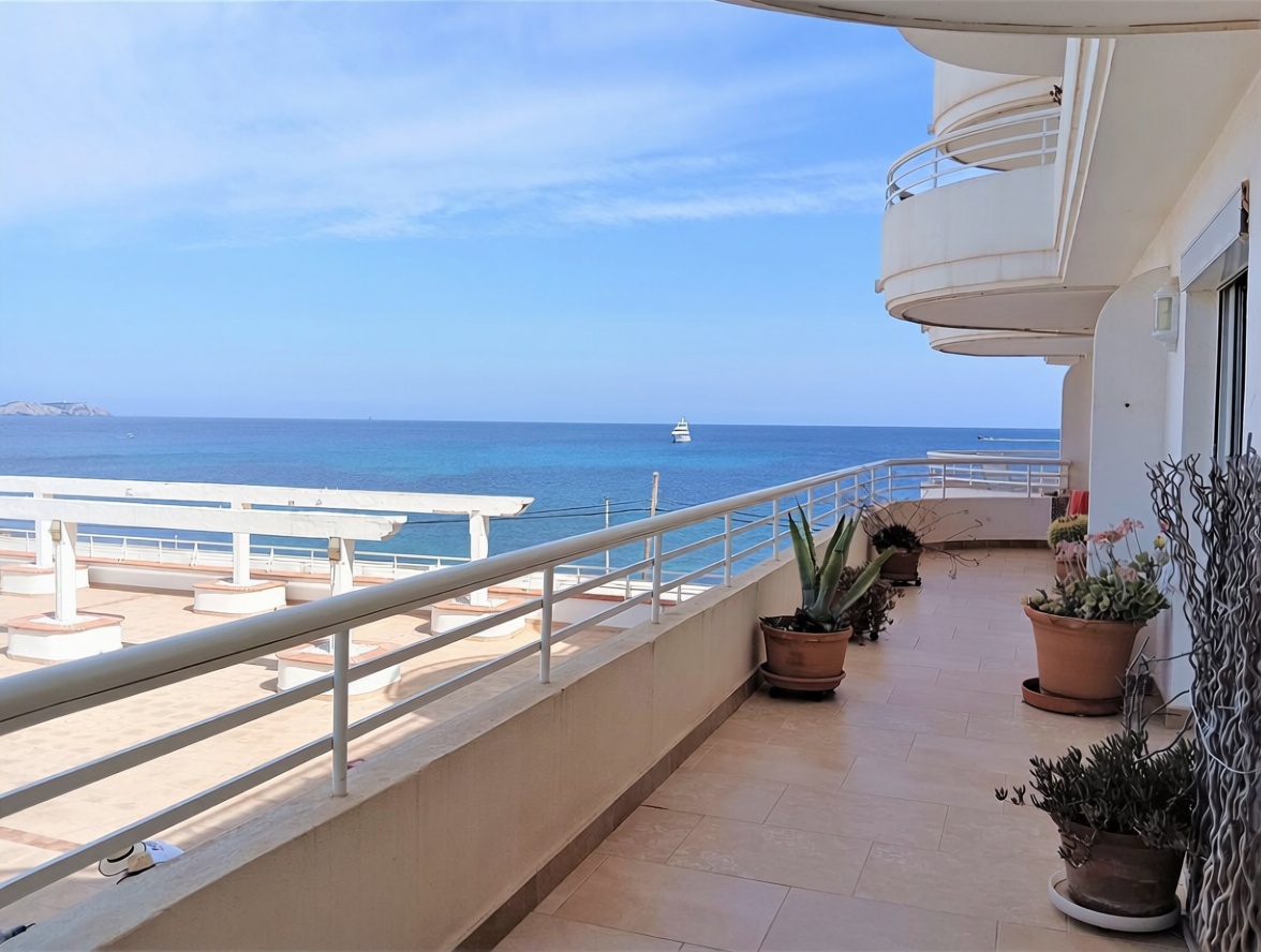 Beachfront flat in Sant Josep de sa Talaia