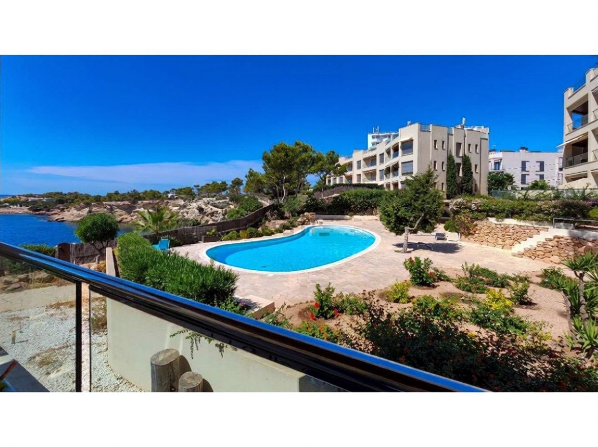 Beachfront flat in Sant Antoni de Portmany — Sea view