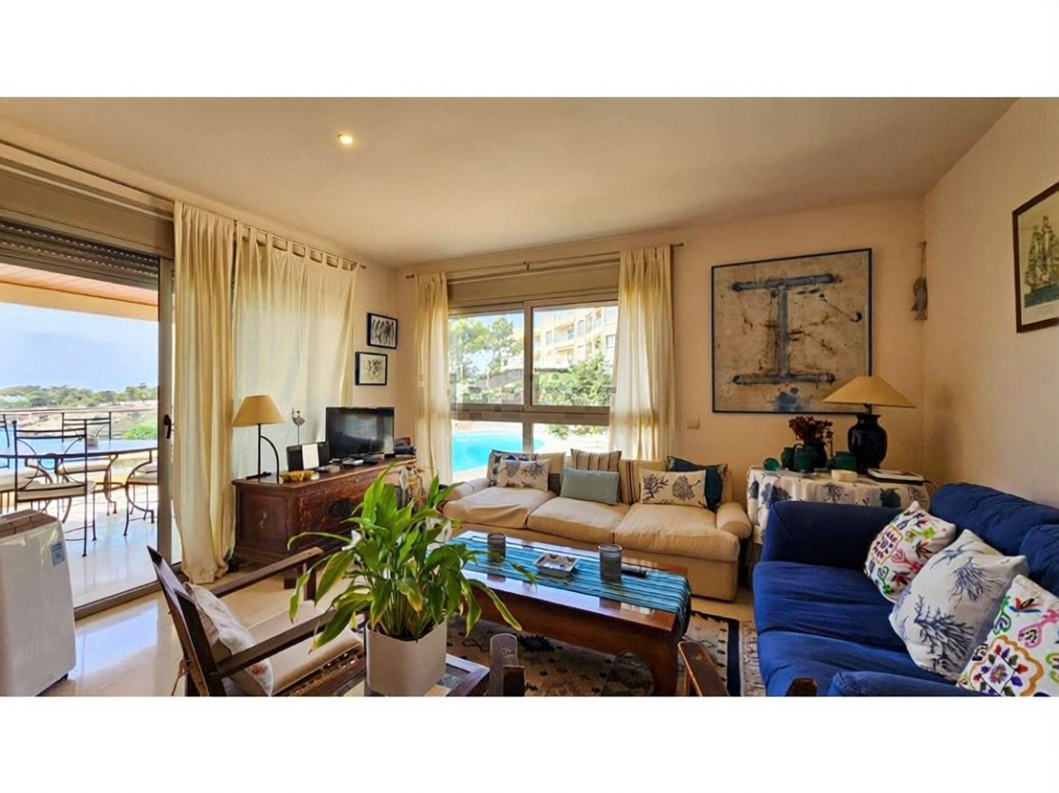 Beachfront flat in Sant Antoni de Portmany — Living room