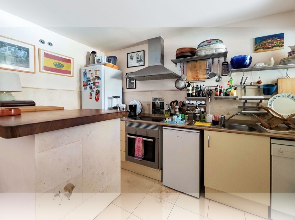 Beachfront flat in Sant Antoni de Portmany — Kitchen