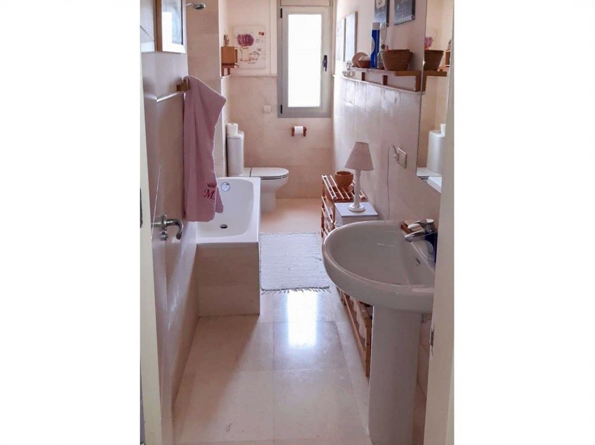 Beachfront flat in Sant Antoni de Portmany — Bathroom