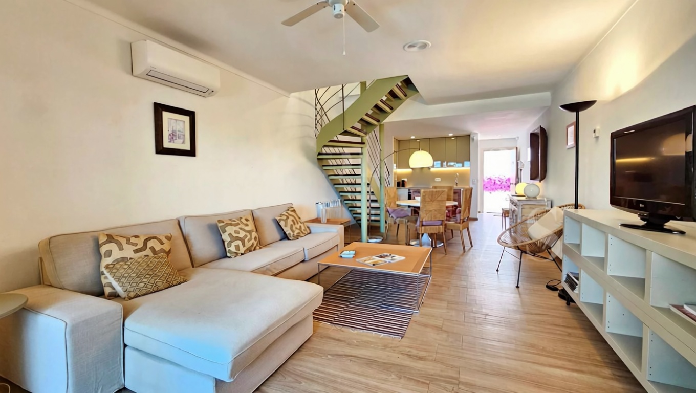 Chalet mit direkter Strandzugang in Eivissa — Wohnzimmer