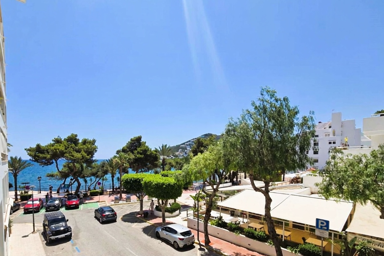 Beachfront flat in Santa Eulalia del Río — Sea view