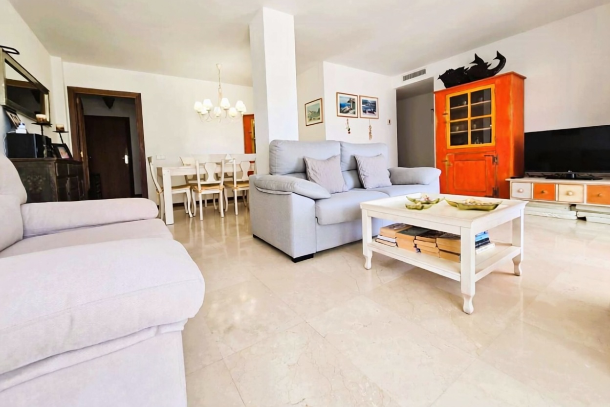 Beachfront flat in Santa Eulalia del Río — Living room