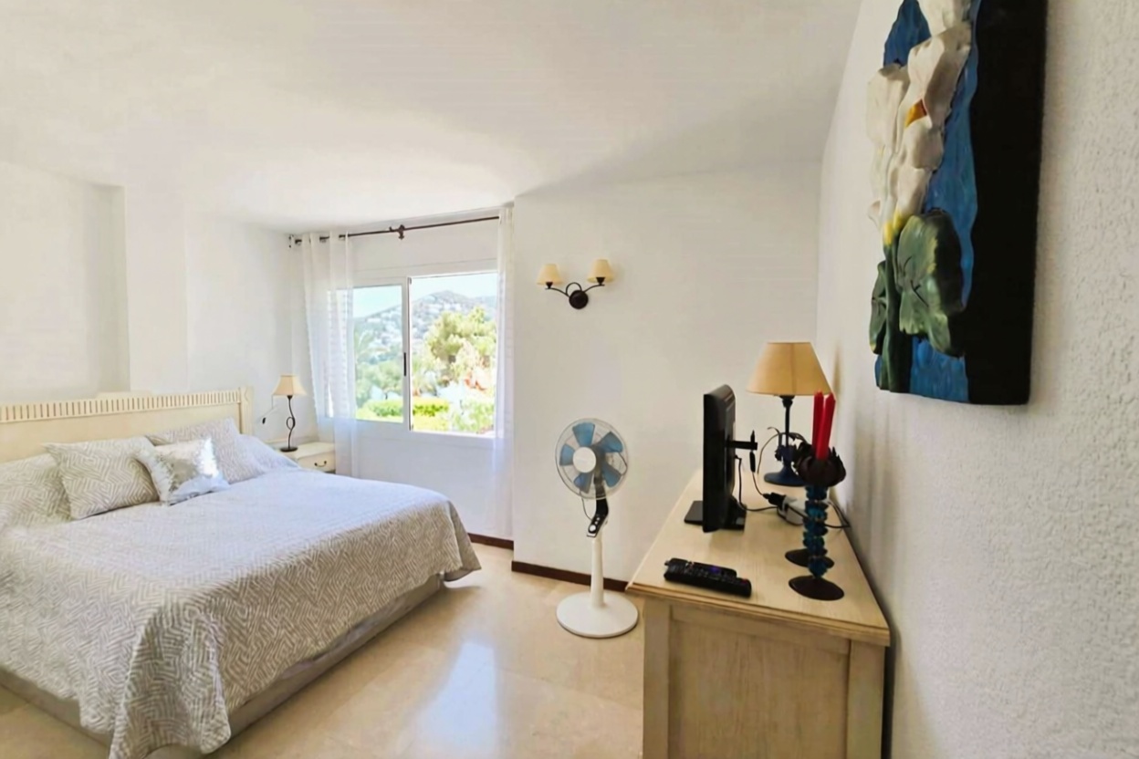 Beachfront flat in Santa Eulalia del Río — Bedroom