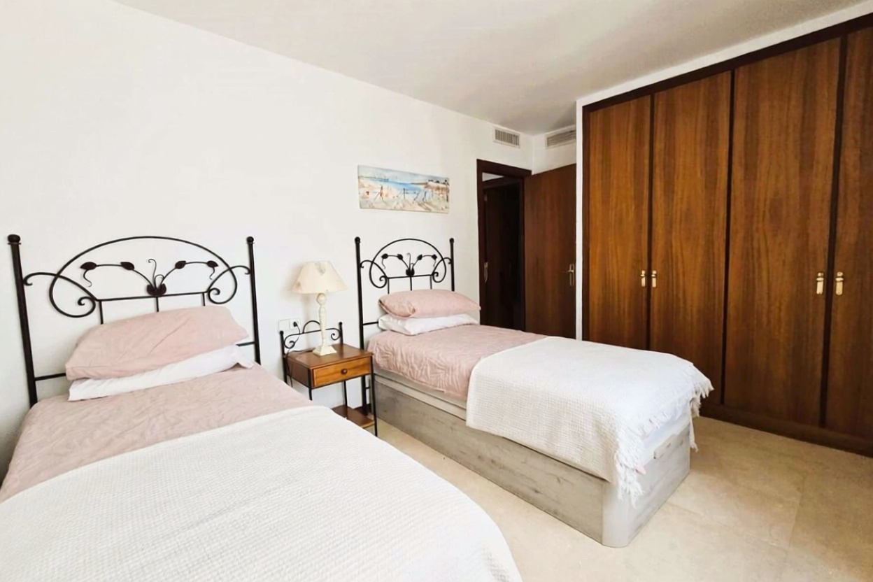 Beachfront flat in Santa Eulalia del Río — Bedroom