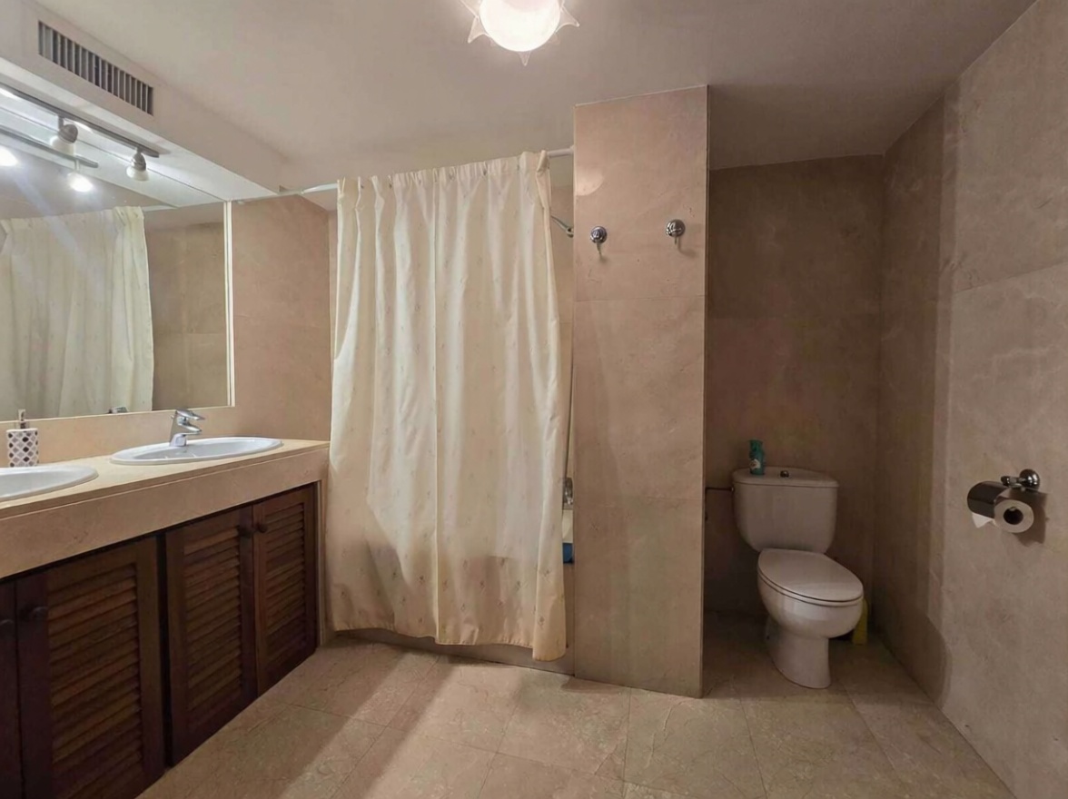 Beachfront flat in Santa Eulalia del Río — Bathroom