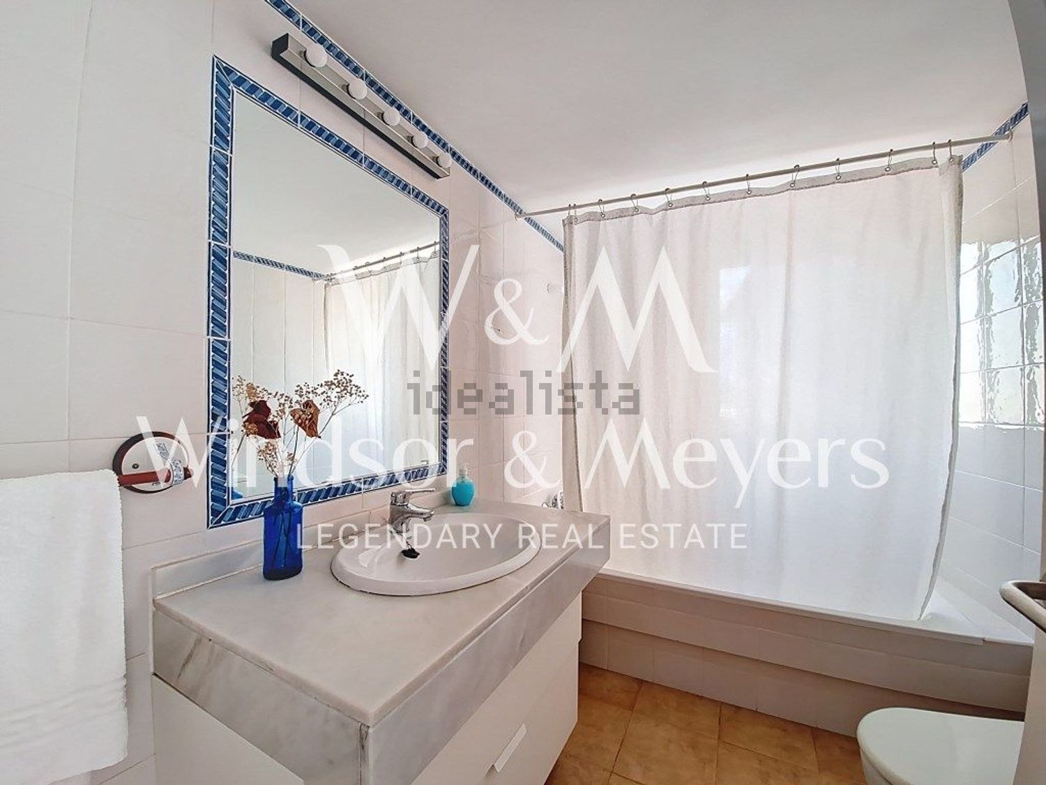 Beachfront flat in Santa Eulalia del Río — Bathroom