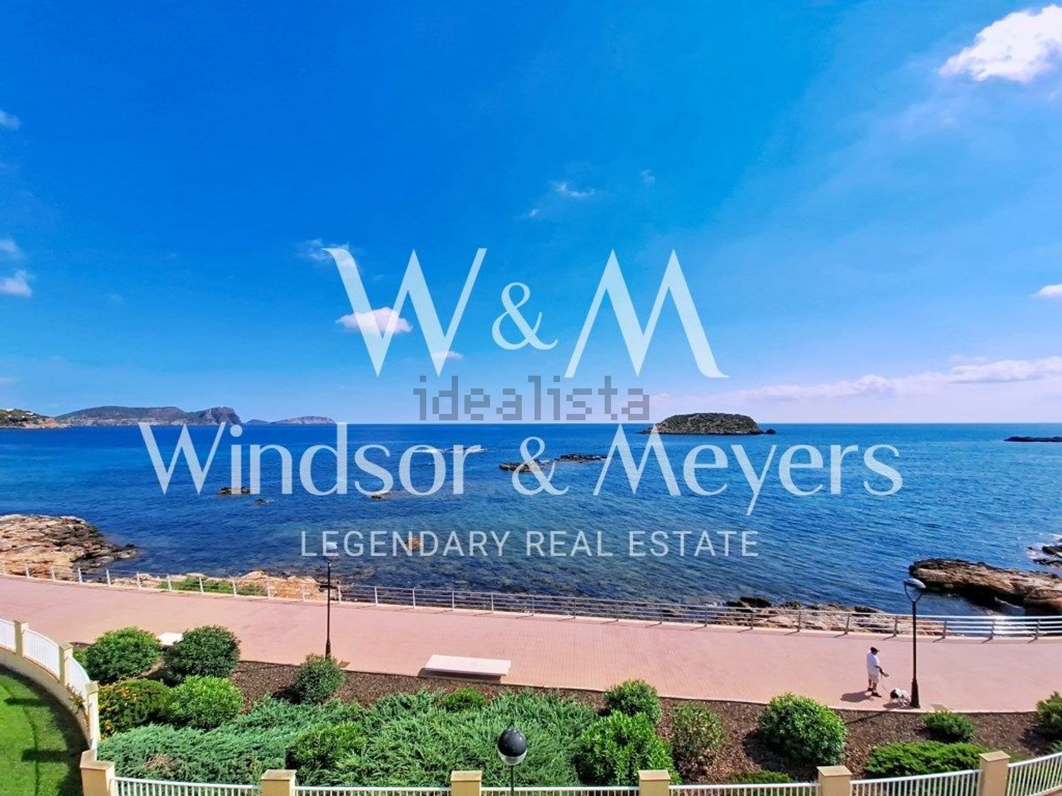 Beachfront flat in Santa Eulalia del Río — Sea view