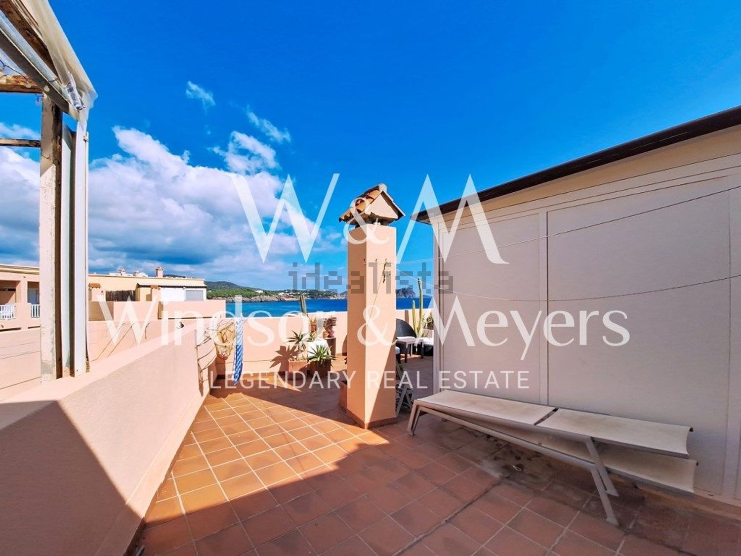 Beachfront flat in Santa Eulalia del Río — Living room