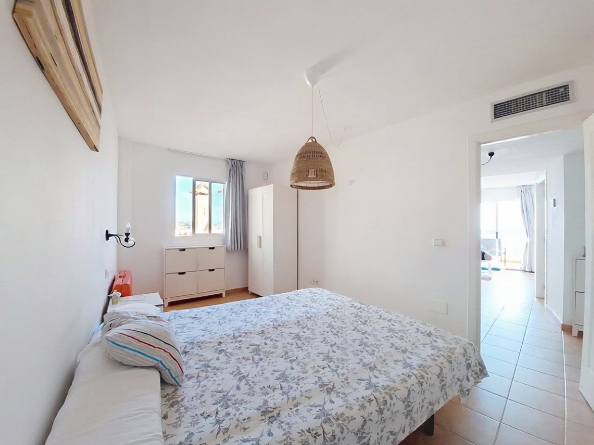 Apartamento em primeira linha de praia em Santa Eulalia del Río — Quarto