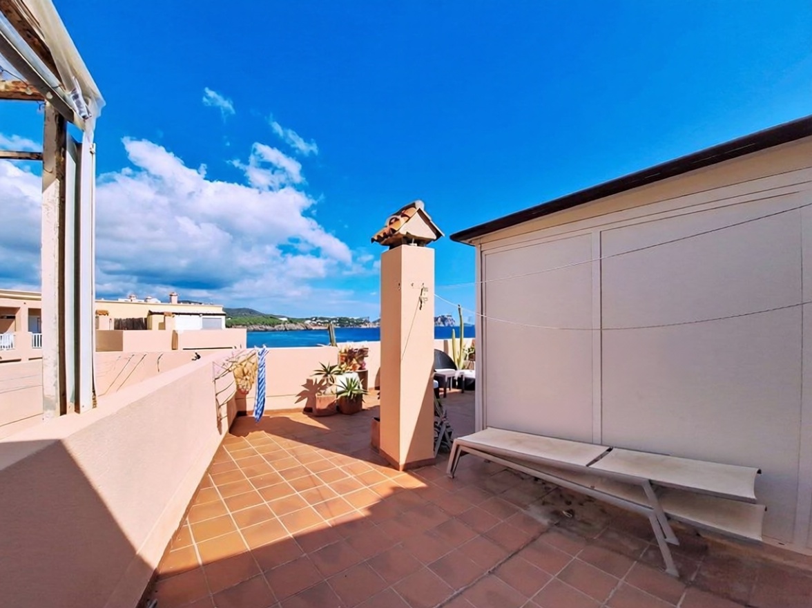 Apartamento em primeira linha de praia em Santa Eulalia del Río — Sala