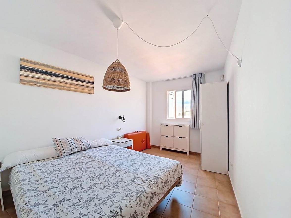 Apartamento em primeira linha de praia em Santa Eulalia del Río — Quarto