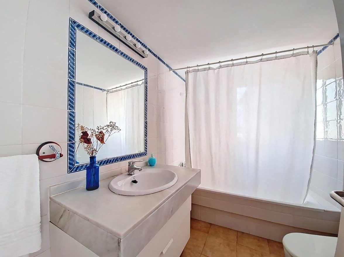 Apartamento em primeira linha de praia em Santa Eulalia del Río — Casa banho