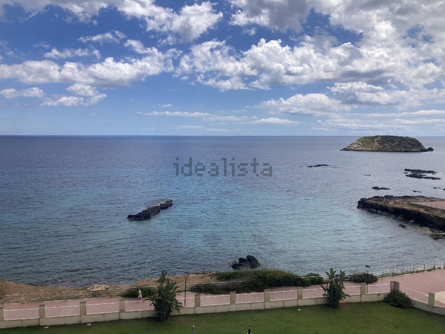 Beachfront flat in Santa Eulalia del Río — Sea view