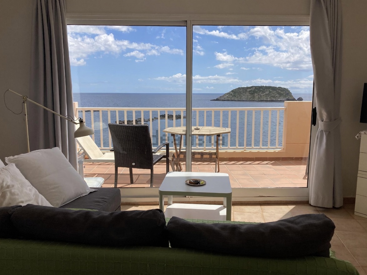 Apartamento em primeira linha de praia em Santa Eulalia del Río — Sala