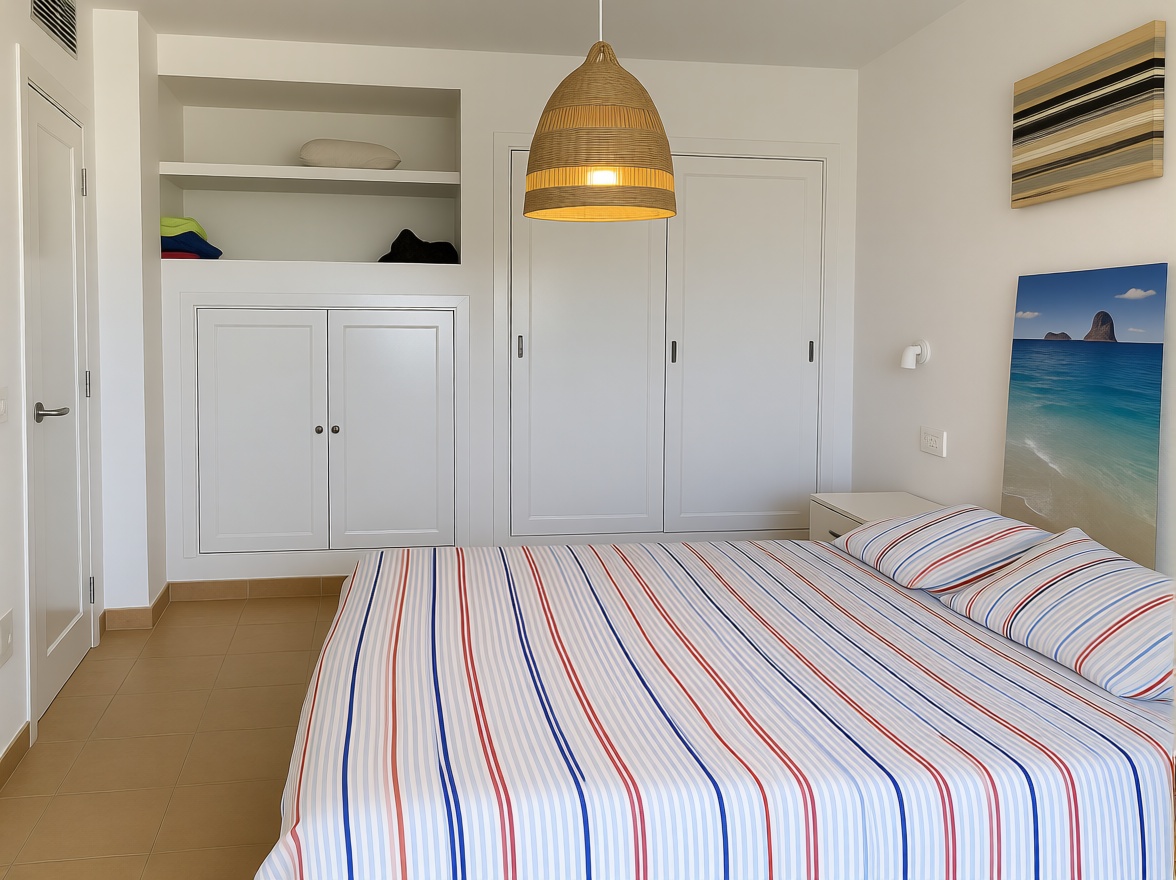 Apartamento em primeira linha de praia em Santa Eulalia del Río — Quarto