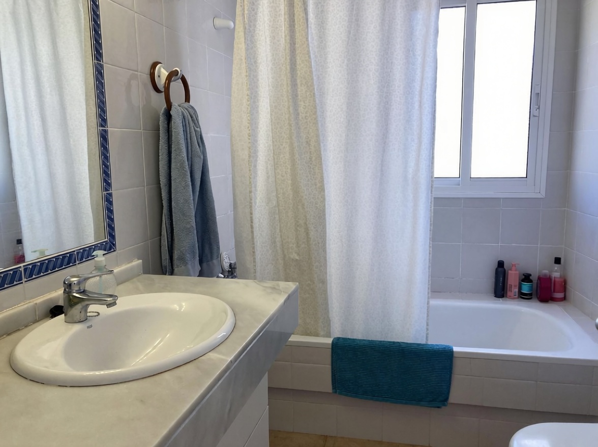 Apartamento em primeira linha de praia em Santa Eulalia del Río — Casa banho