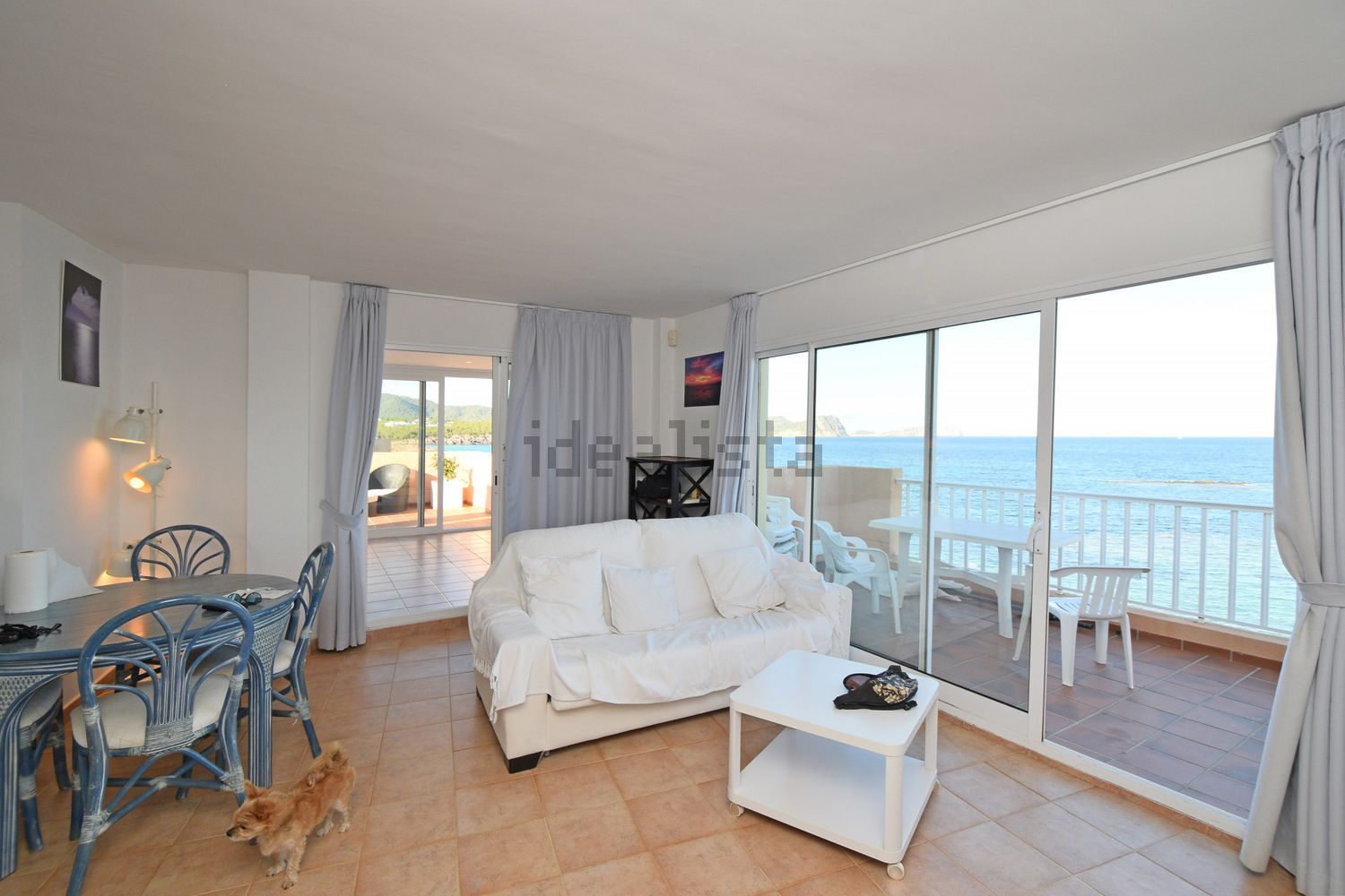 Seafront attic in Santa Eulalia del Río — Living room