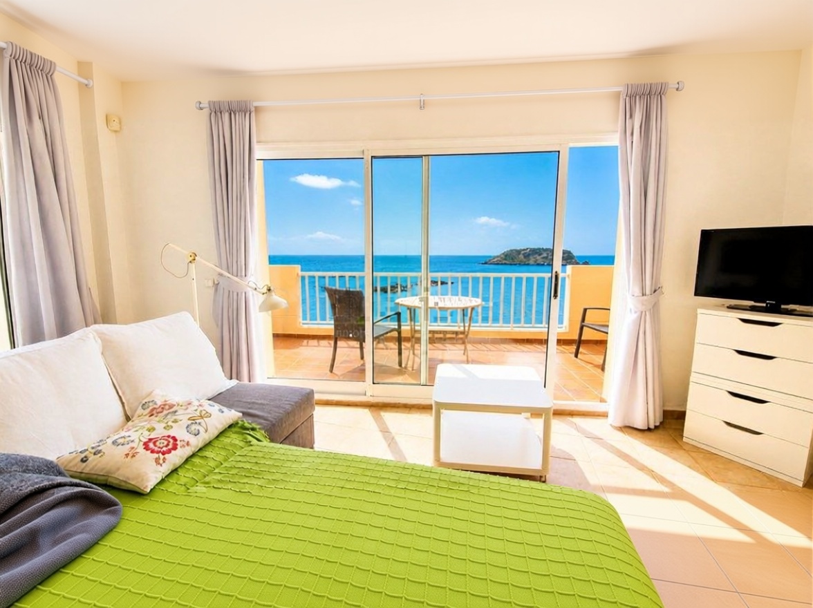Seafront attic in Santa Eulalia del Río — Living room
