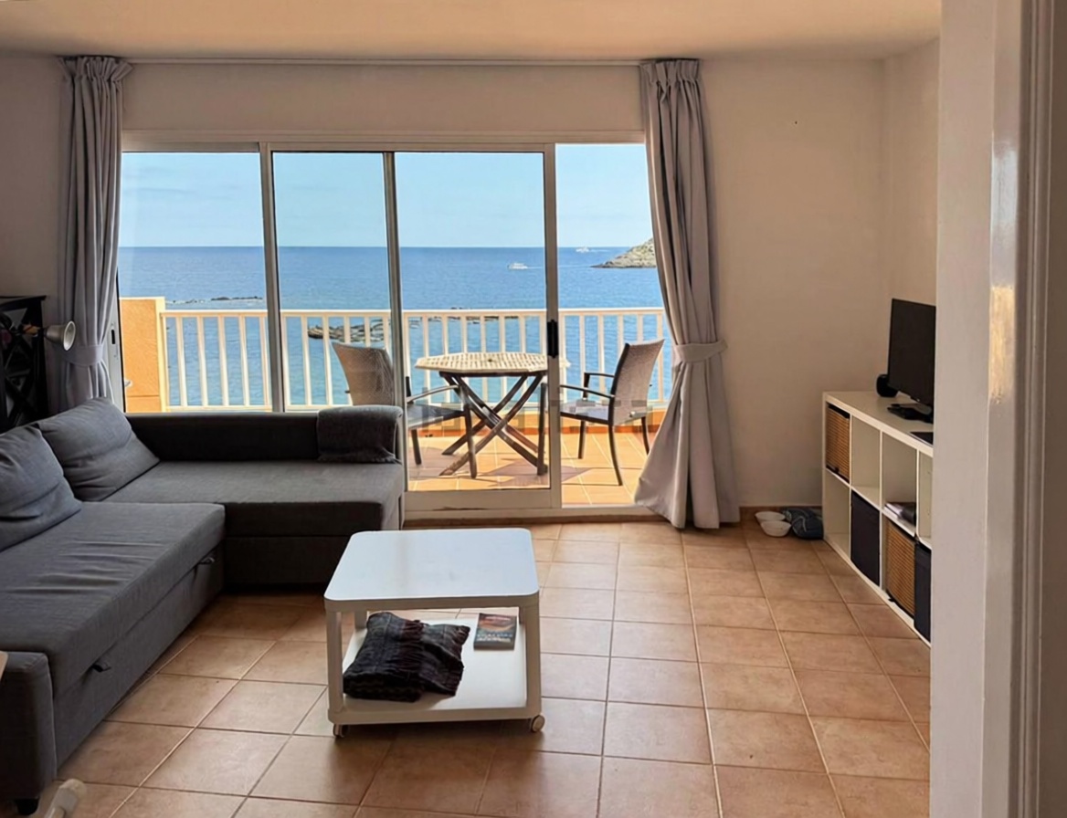 Seafront attic in Santa Eulalia del Río — Living room