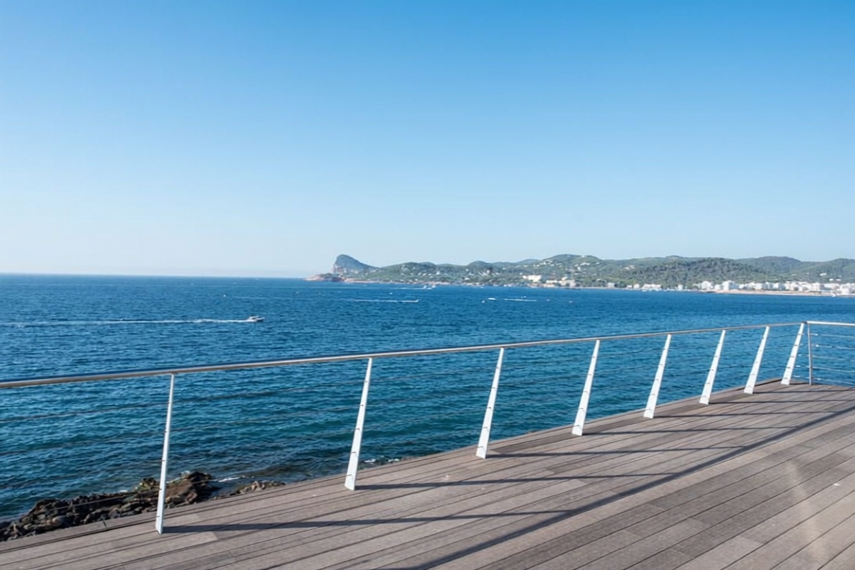 Beachfront flat in Sant Josep de sa Talaia
