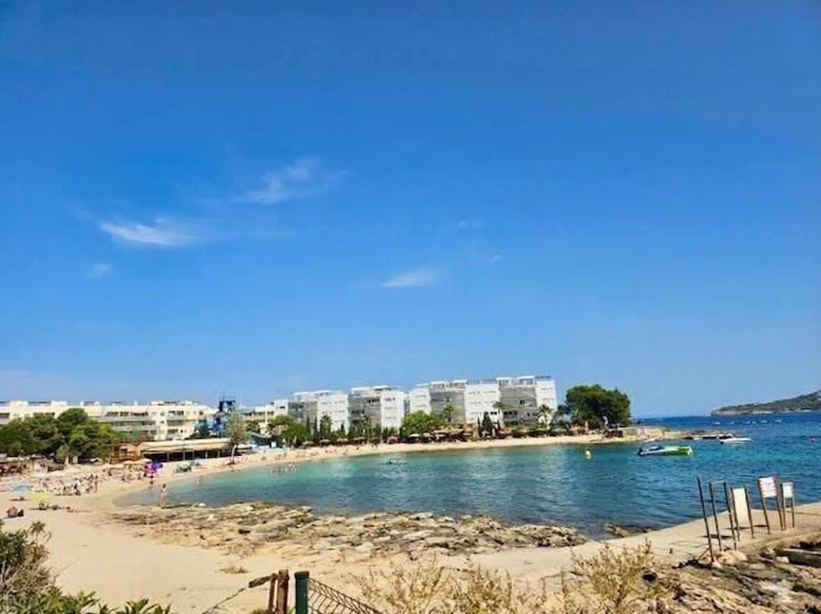 Beachfront flat in Sant Josep de sa Talaia — Sea view